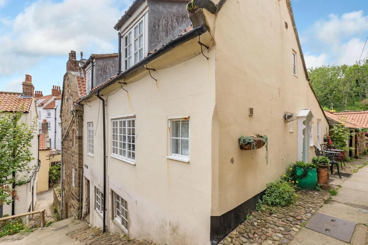 Brincliffe Cottage Robin Hood's Bay 0*,